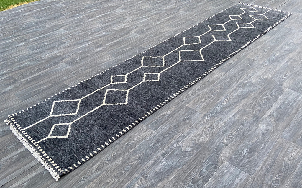 Azrou Runner with a natural wool color - U21